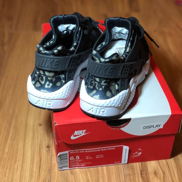 Women's Nike Air Huarache Leopard Print Shoes - Picture 7 of 7